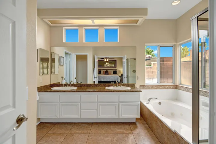MAIN BATHROOM.jpg mls