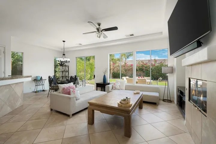 12-web-or-mls-CBParkwayEsplanade_2022_01