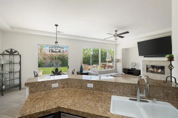 18-web-or-mls-CBParkwayEsplanade_2022_01