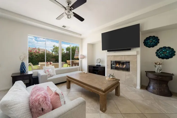 13-web-or-mls-CBParkwayEsplanade_2022_01