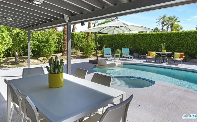 242 Cerritos Drive, Palm Springs, California 92262