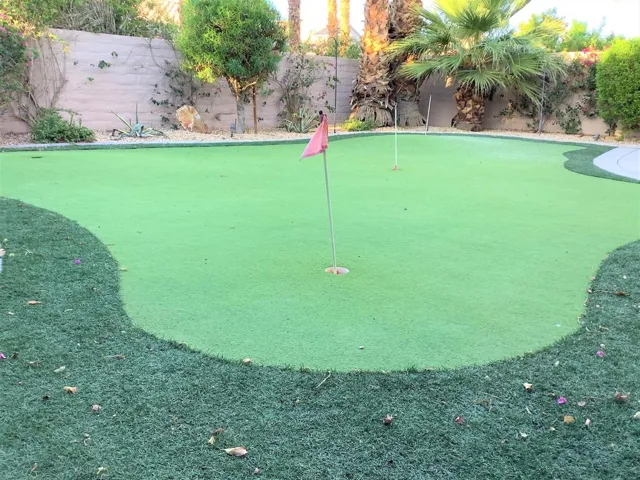 Backyard_Putting_Green