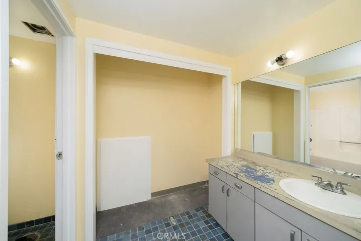 320 S Main Street, Santa Ana, California 92701