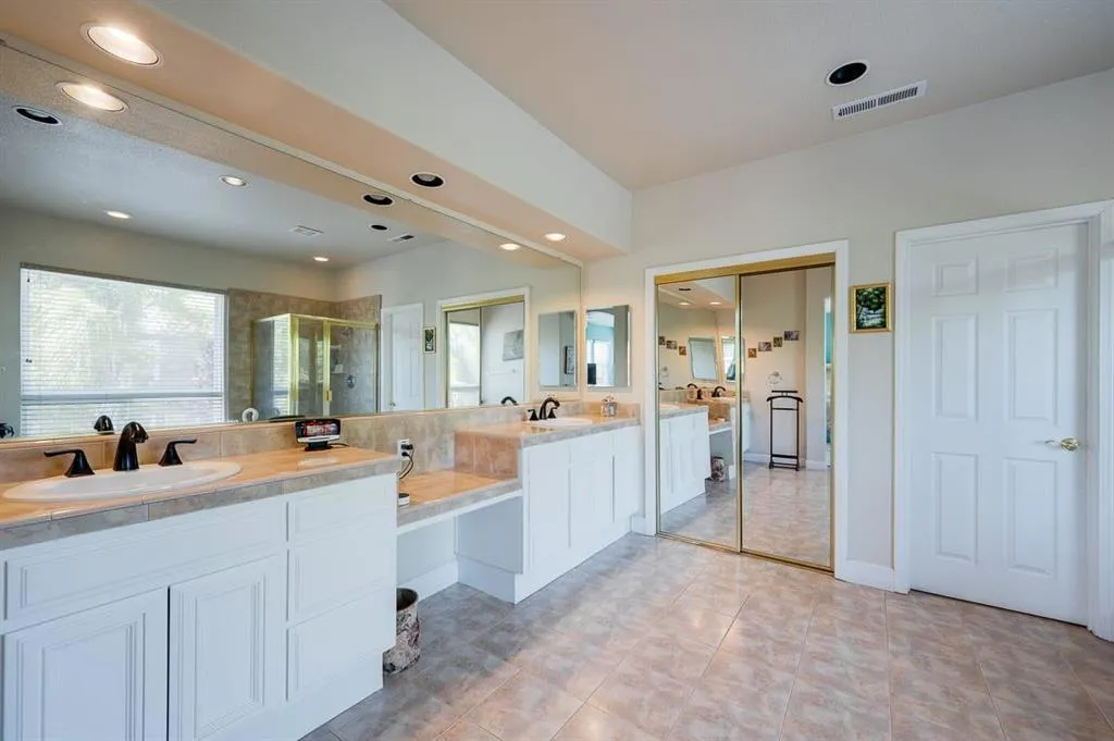 19122 Legend Court, California home-pic-11