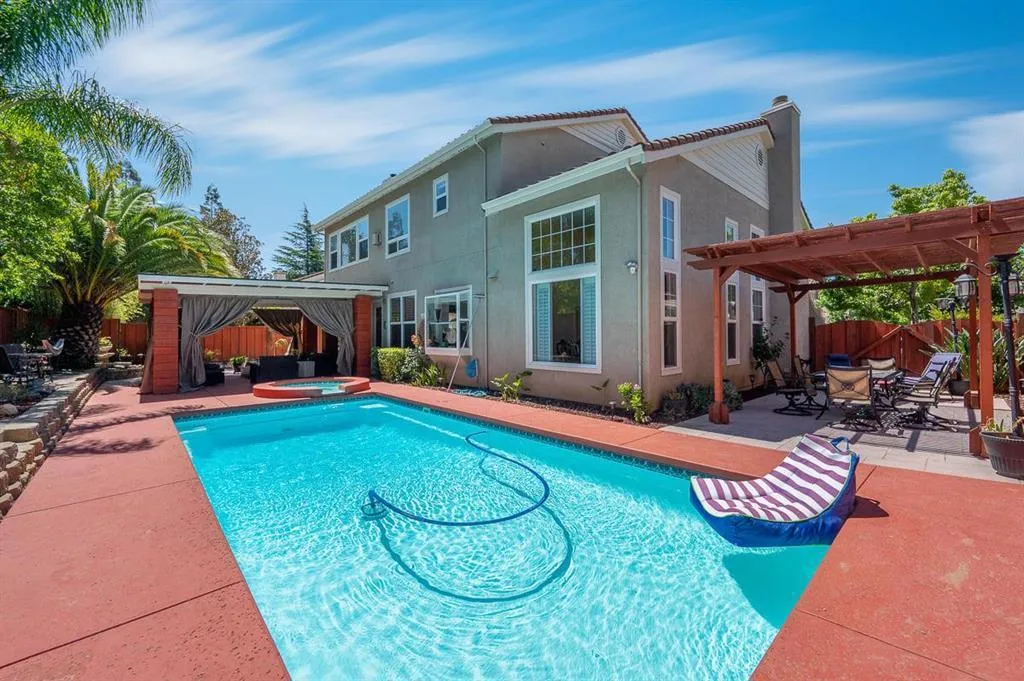 19122 Legend Court, California home-pic-20