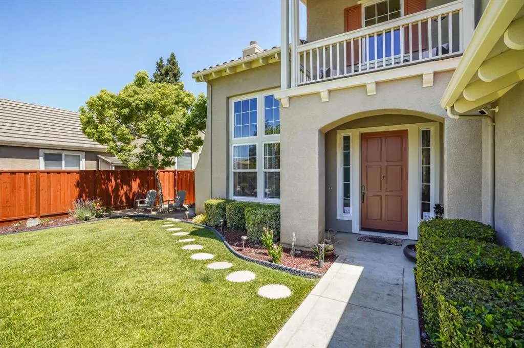 19122 Legend Court, California home-pic-1