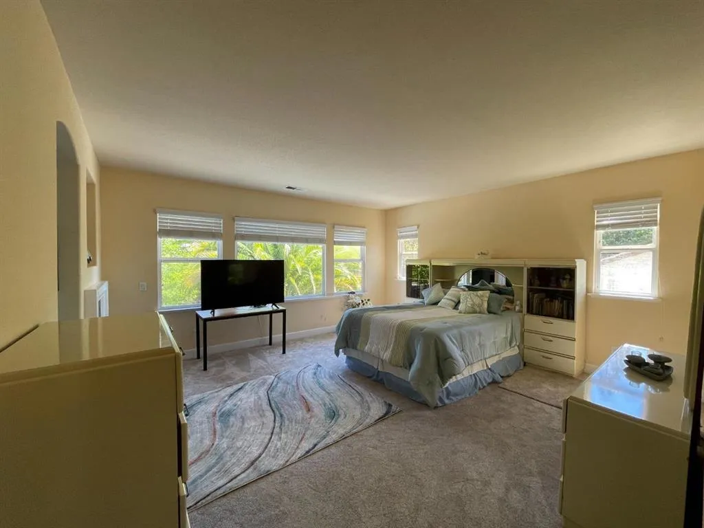 19122 Legend Court, California home-pic-9