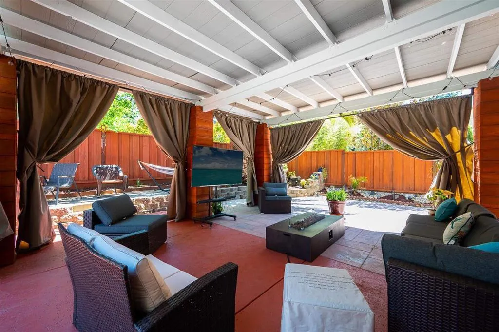 19122 Legend Court, California home-pic-19