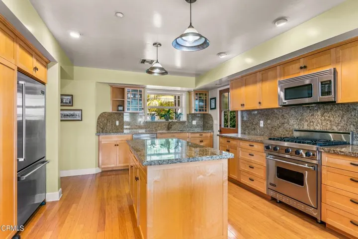 18-web-or-mls-Upmarketmedia_2887Sea-25
