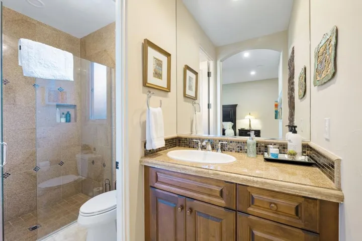 En-suite guest bath 1