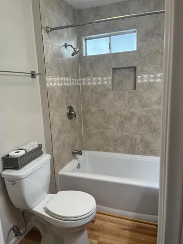 HALL BATHROOM SHOWER / TUB