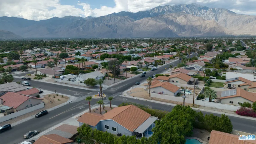 home and mountains - close to downtown palm springs