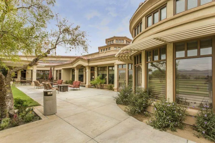 CLUB HOUSE