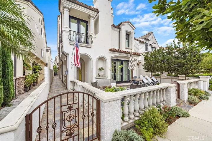 505 1/2 Carnation Avenue, Corona Del Mar, California 92625