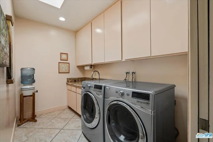 Laundry Room with sink
