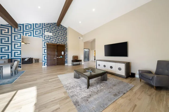 19-web-or-mls-JRInvernessWay_2022_019