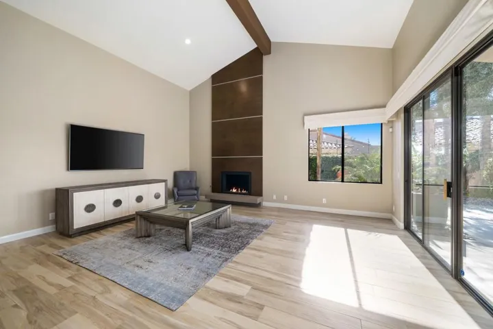 18-web-or-mls-JRInvernessWay_2022_018