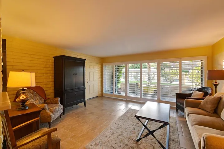 Living Room to Front USE DB15 LR