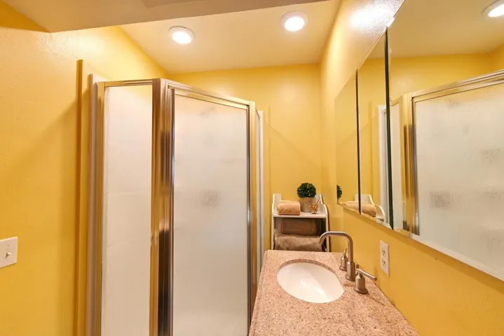 Bath 2 Close DB15 LR