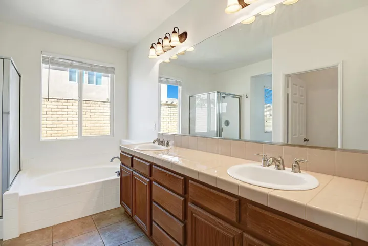 MAIN BATHROOM.jpg mls