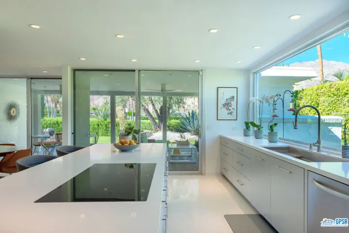 2471 S Caliente Drive, Palm Springs, California 92264