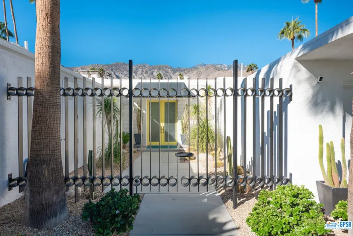 2471 S Caliente Drive, Palm Springs, California 92264