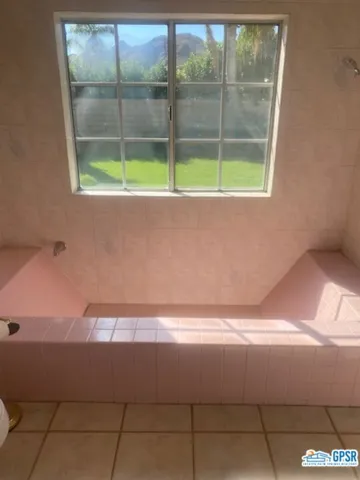 Main bathroom tub