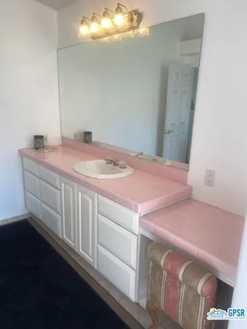Main bathroom two vanities