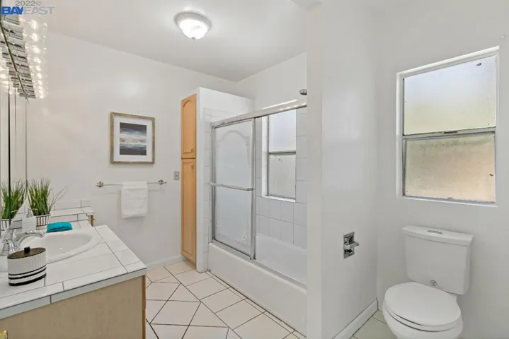 716 Mandana Blvd, Oakland, California 94610