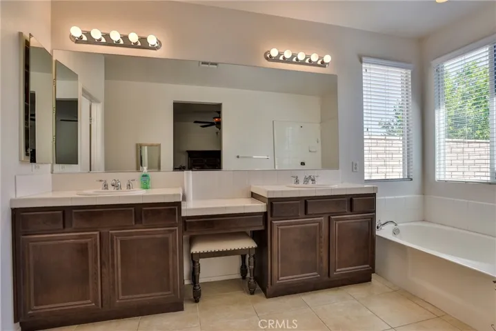 Primary Bath w/Separate Tub & Shower