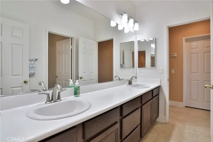 Shared Bathroom for Secondary Rooms
