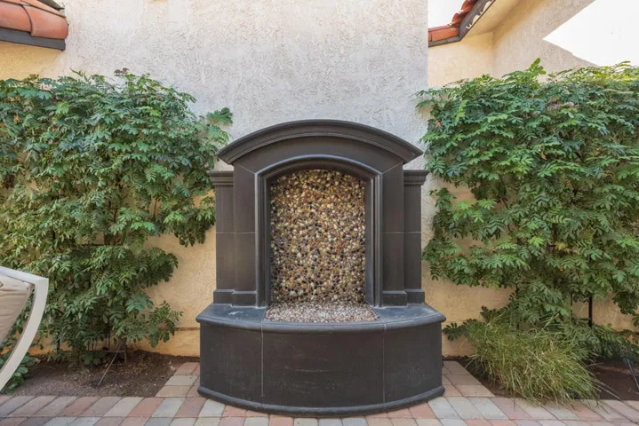 44017 Erie Court - Courtyard feature