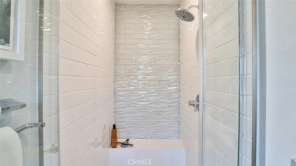 En-suite bath to primary suite