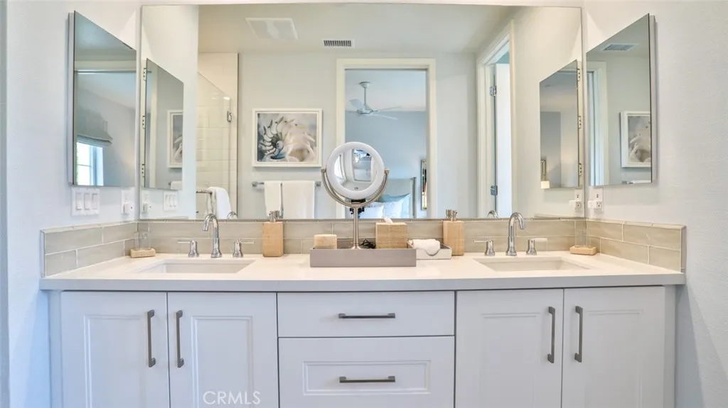 En-suite bath to primary suite