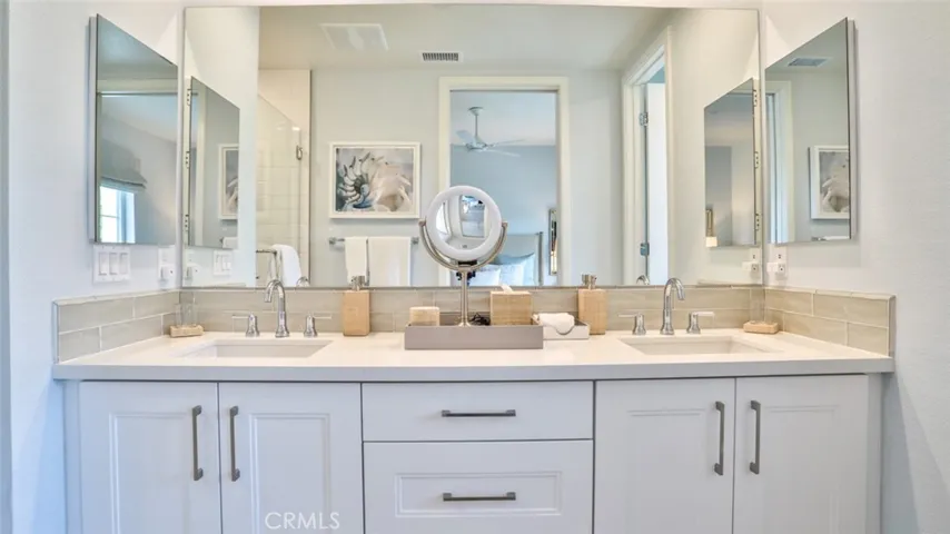 En-suite bath to primary suite