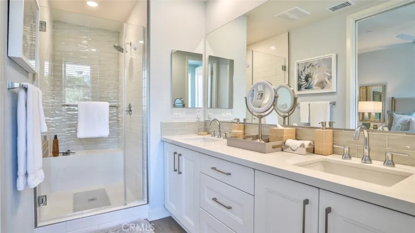En-suite bath to primary suite