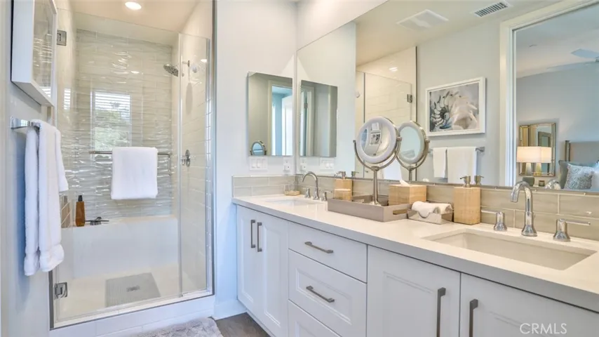 En-suite bath to primary suite