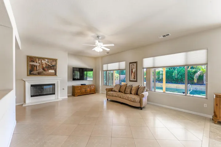 81713 Avenida Santiago-18