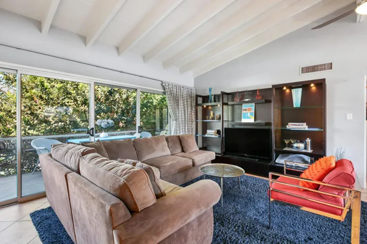 DB219 LIVING RM TV