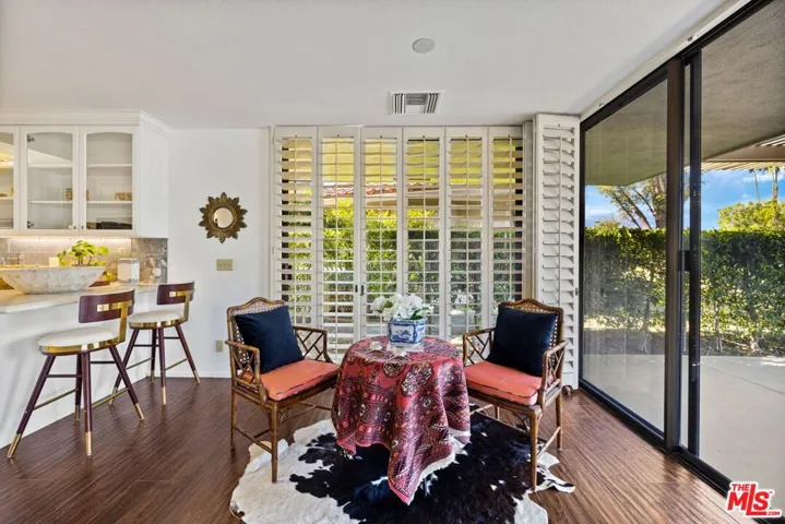 Dining nook and breakfast bar
