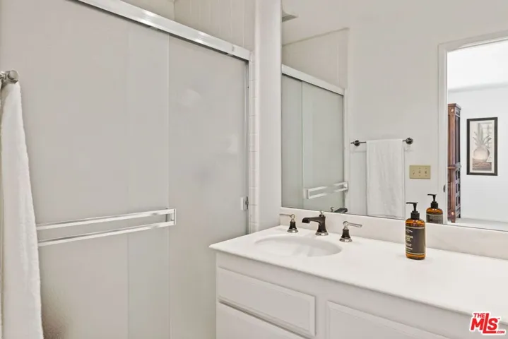 Pool guest room bathroom