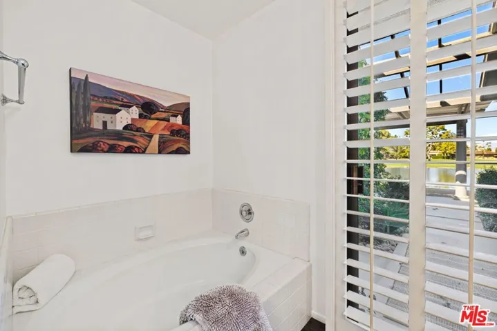 Master deep soaking tub