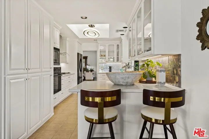 Breakfast bar and kitchen