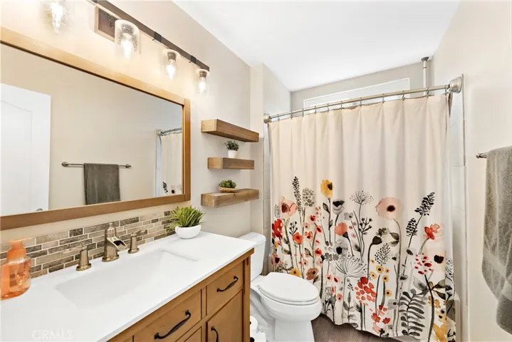 Secondary upstairs bathroom