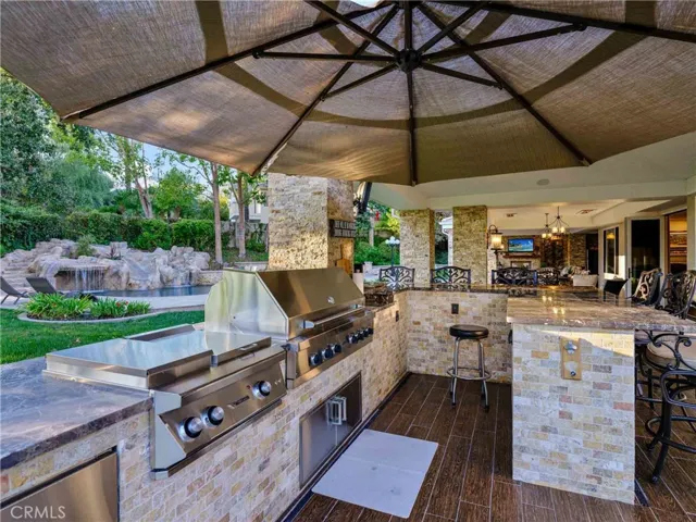 State-of-art built-in BBQ island with full appliances.
