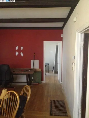 1925 Pleasant Valley Ave, Oakland, California 94611-4212