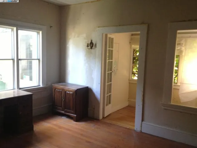 1925 Pleasant Valley Ave, Oakland, California 94611-4212