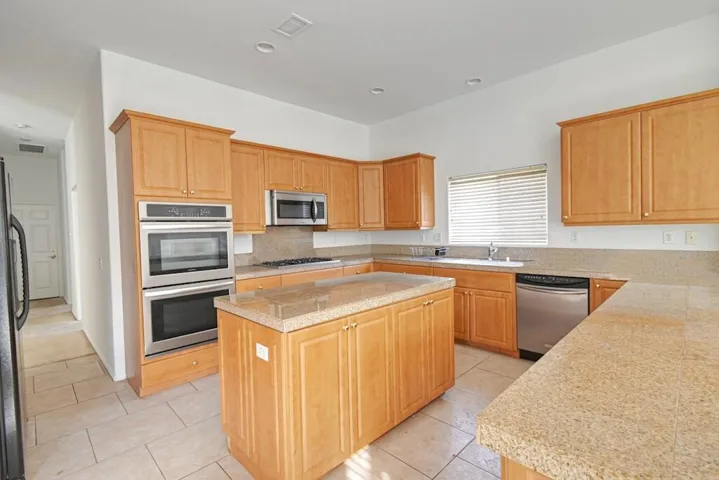 d - full kitchen