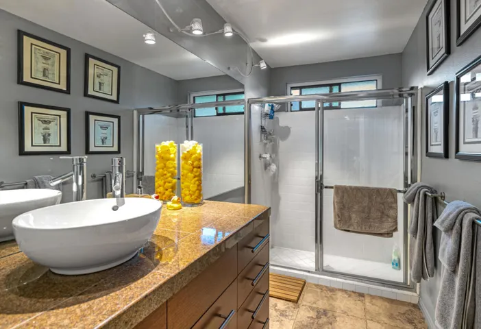 2400 E Oakcrest Second Bath