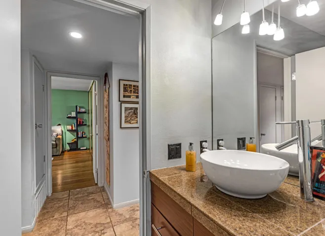 2400 E Oakcrest Second Bath